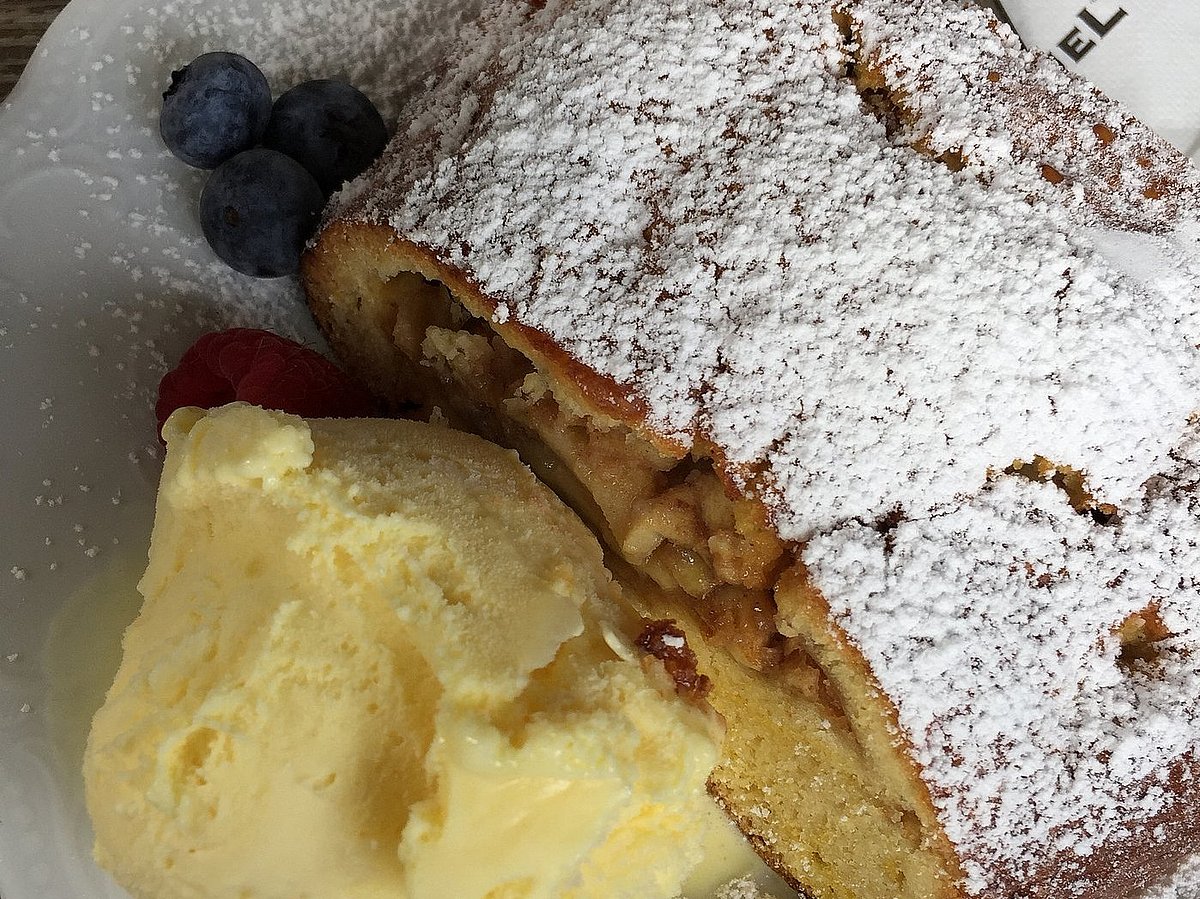 Südtiroler Apfelstrudel mit Vanilleeis