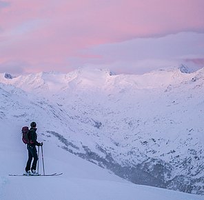 Skitour in der Morgendämmerung